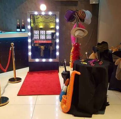 Mirror Booth with red carpet welovebooths